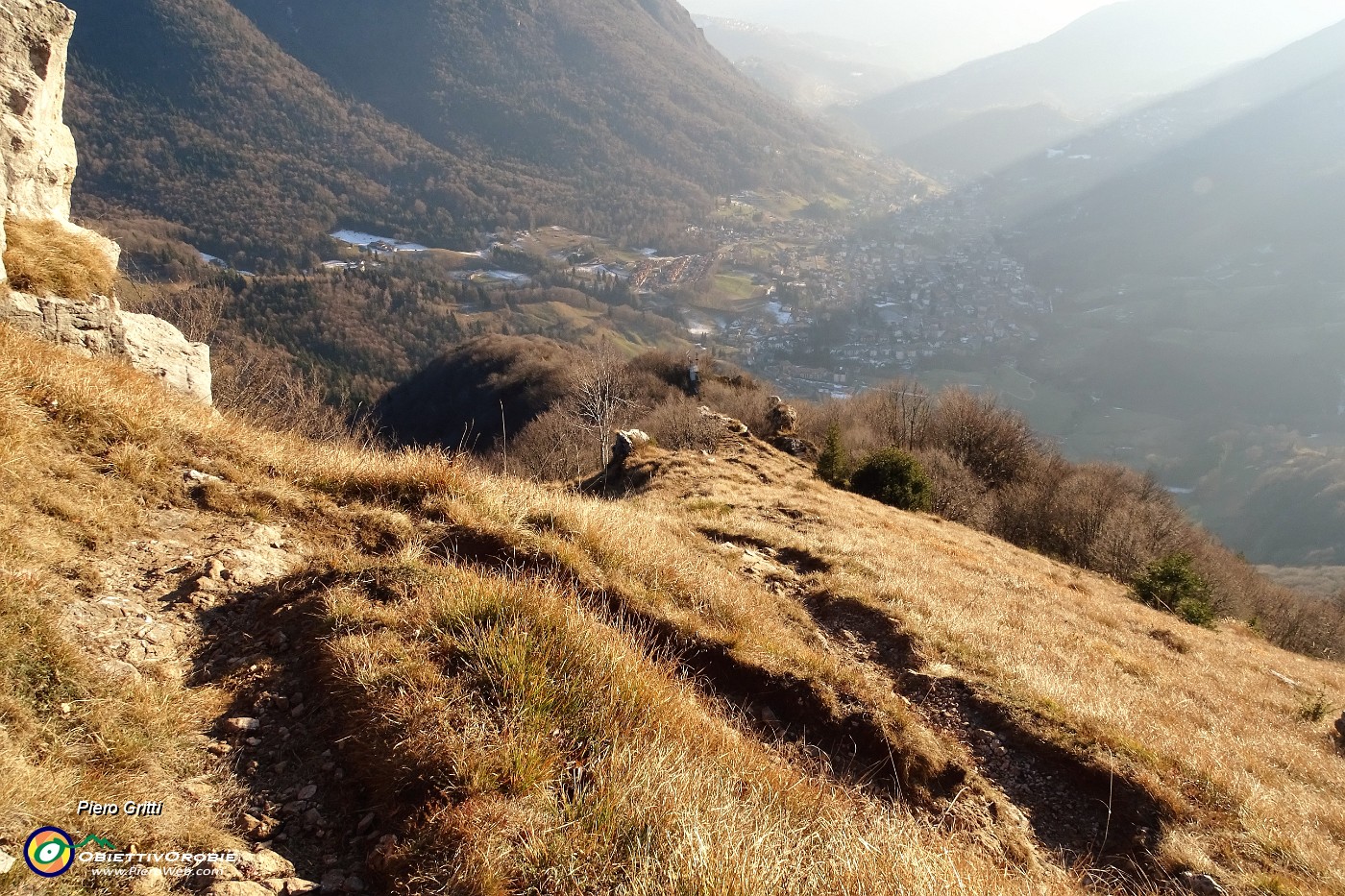 60 Scendo con vista su Serina..JPG